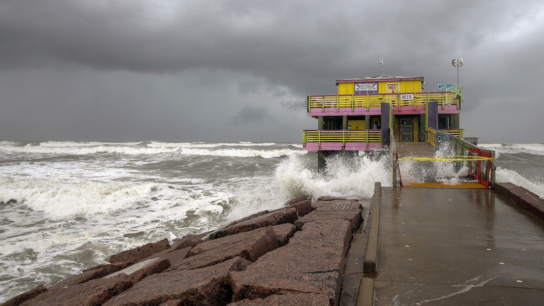 El "extremadamente peligroso" huracán Laura toca tierra en Luisiana