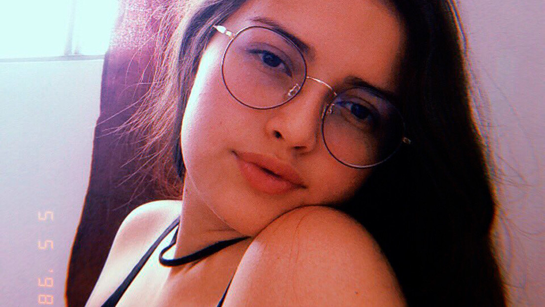 "Cuando ya no tenía fuerzas, me acurruqué en el piso y me tapé la cara": El duro video de una joven maltratada por su madre y su padrastro