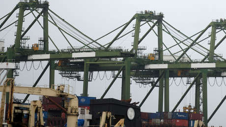 Una grúa gigante cae en un astillero en la India y deja al menos 11 muertos (VIDEO)