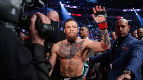 McGregor acabó "llorando" y "completamente devastado" tras su primera derrota en la MMA, afirma su oponente en un nuevo libro