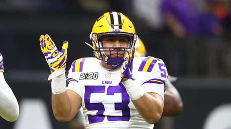 VIDEO: Un jugador de fútbol americano descubre un gran defecto en los nuevos cascos anticoronavirus