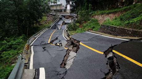 Una acera se hunde bajo los pies de dos peatonas en China (VIDEO)