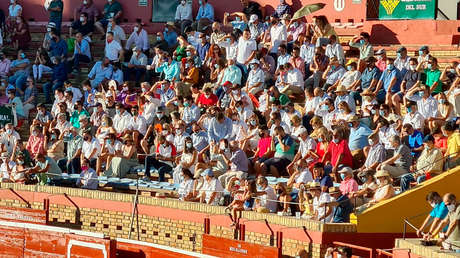 Una masiva corrida de toros en España sin distancia social enerva las críticas en las redes sociales