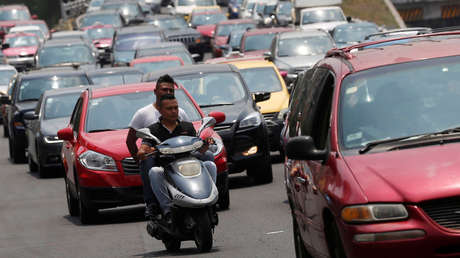 VIDEOS: Pasajeros golpean a un delincuente que trata de asaltar una camioneta de transporte público en México