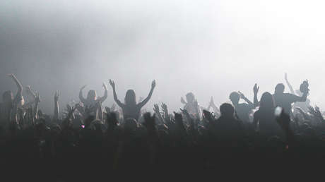 Investigan a un DJ español que escupió alcohol sobre los asistentes a una fiesta en la que no hubo medidas de seguridad frente al coronavirus