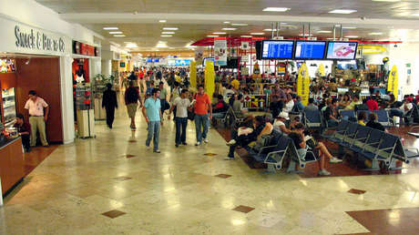 VIDEO: Una pasajera se quita la mascarilla antes de despegar en Cancún, insulta a quienes la reprenden y acaba expulsada del avión