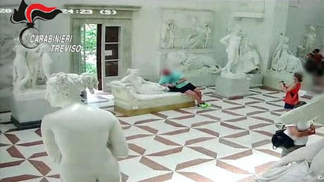 VIDEO: Un turista rompe un pie de una escultura del siglo XIX mientras posa para una foto en un museo de Italia