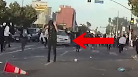 VIDEO: Joven recibe un disparo en la cabeza por parte de la Policía de EE.UU. mientras se manifestaba con las manos en alto