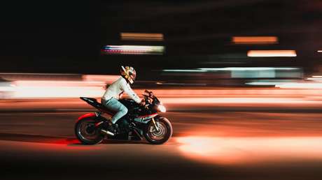 VIDEO: Coche embiste mortalmente a un hombre durante una carrera ilegal de motos