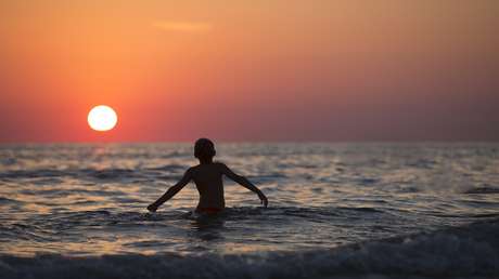 Rescatan a un niño que logró sobrevivir en el mar tras seguir un consejo visto en la televisión