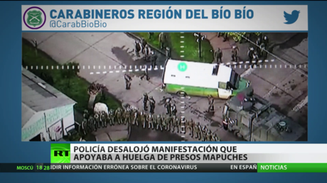 Policía de Chile desaloja una protesta en apoyo a los presos mapuche en huelga de hambre