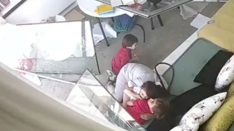 VIDEO: La onda expansiva de la explosión en Beirut alcanza a tres niños que miraban por la ventana