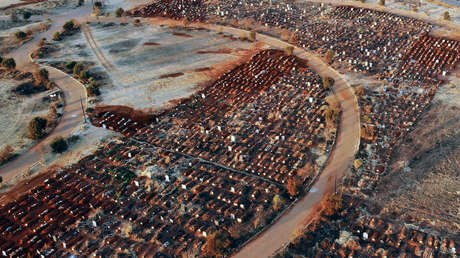 Cavan centenares de fosas en un cementerio de Sudáfrica mientras aumenta el número de víctimas del coronavirus en el país (FOTO)