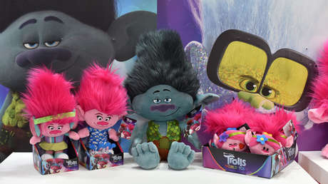 Hasbro retira una muñeca de 'Trolls' por culpa de un botón "inapropiado"