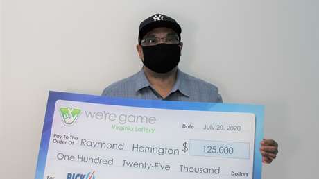 Un hombre compra 25 boletos iguales de lotería y gana 25 premios