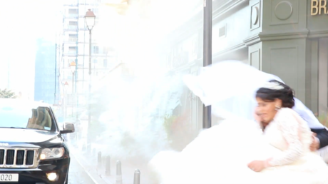 VIDEO: La potente onda expansiva de la explosión en Beirut revienta una sesión de fotos de una pareja de novios