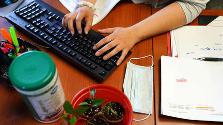 Sin ese runrún no es igual: Empleados que teletrabajan se descargan sonidos 'reconfortantes' de oficinas bulliciosas