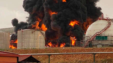 VIDEOS: Un rayo provoca una explosión en una planta petroquímica de Repsol en España