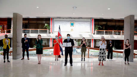 El presidente de Costa Rica firma la Ley Contra el Acoso Sexual Callejero