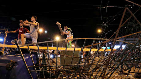 La Policía en Minsk dispersa a los manifestantes con granadas aturdidoras en la tercera noche de protestas contra el resultado de las elecciones
