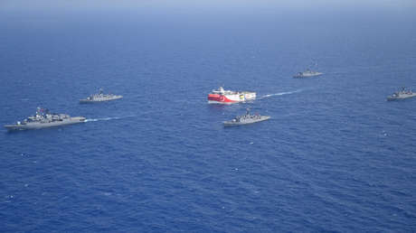 Francia "fortalecerá temporalmente" su presencia militar en el Mediterráneo tras exigir que Turquía detenga la exploración petrolera "unilateral"