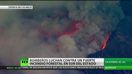 Bomberos luchan contra un fuerte incendio forestal en el sur de California