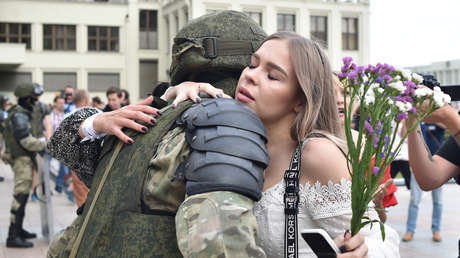 VIDEO: Manifestantes abrazan a miembros de las fuerzas especiales frente a la sede del Gobierno de Bielorrusia en Minsk