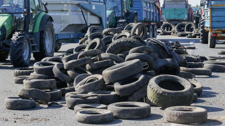 Un granjero toma venganza y bloquea con 400 neumáticos la entrada de la casa de un hombre que llevaba meses arrojándolos en su propiedad