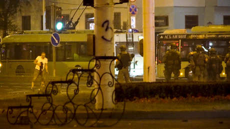 AP publica una imagen que supuestamente muestra al manifestante fallecido en las protestas en Minsk con una mancha roja en el pecho