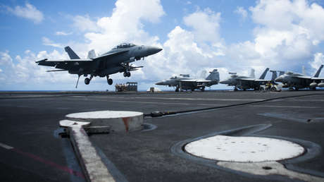 El portaviones USS Ronald Reagan participa en operaciones y ejercicios en el mar de la China Meridional como parte de un grupo de asalto