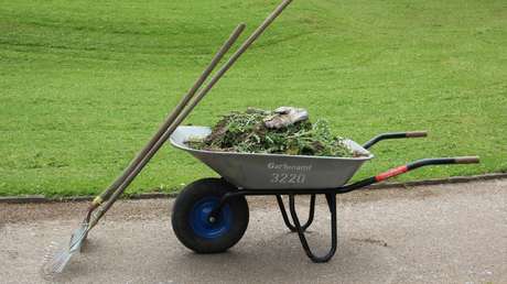 Un jardinero británico bate un récord de velocidad al alcanzar 72 km/hora en su carretilla 'mejorada'
