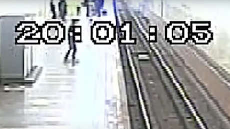 VIDEO: Un policía salva en el último instante a un hombre que cayó a las vías en el metro de Moscú