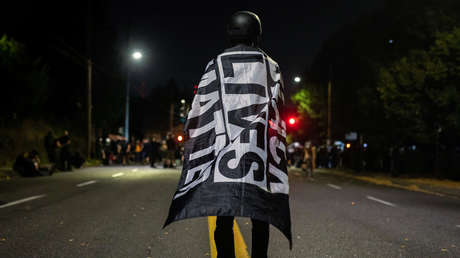 EE.UU.: Manifestante patea ferozmente a un hombre al que una multitud bajó de su auto en Portland (FUERTE VIDEO)