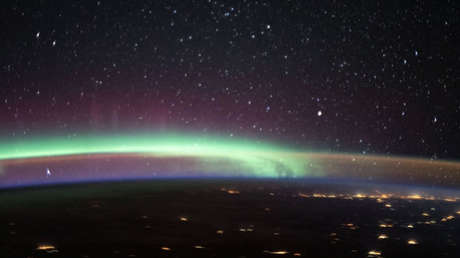 Captan dos de los fenómenos atmosféricos más coloridos de la Tierra en una sola imagen tomada desde la EEI