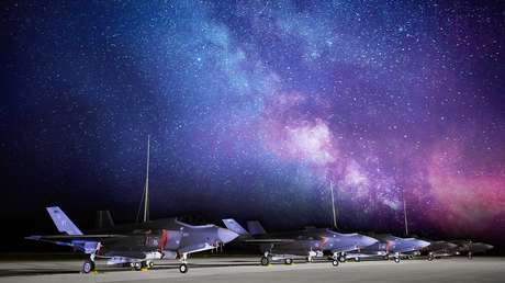 FOTO: EE.UU. protege con pararrayos a sus avanzados cazas F-35A 'relámpago' cuando no vuelan