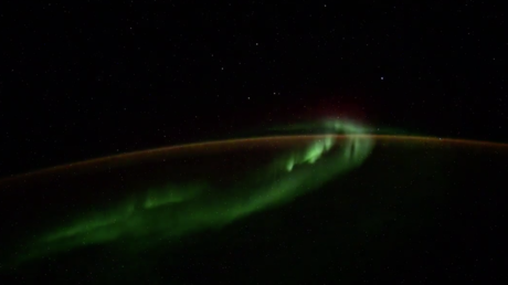 VIDEO: Un tripulante de la EEI filma la aurora polar y capta cinco objetos luminosos no identificados