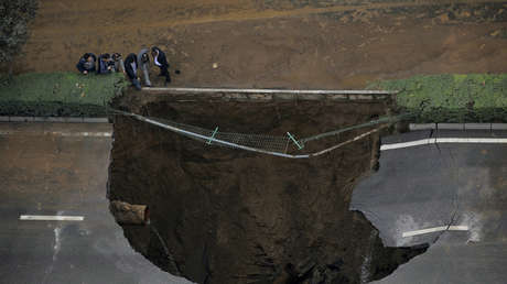 VIDEO: Un gigantesco sumidero se abre en un aparcamiento en China y se 'traga' 21 vehículos