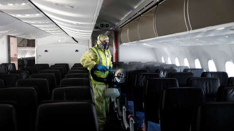 Boeing prueba una varita de luz ultravioleta para eliminar el coronavirus del interior de los aviones