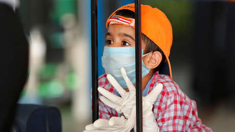 La OMS recomienda que los niños usen mascarillas "en las mismas condiciones que los adultos" a partir de los 12 años