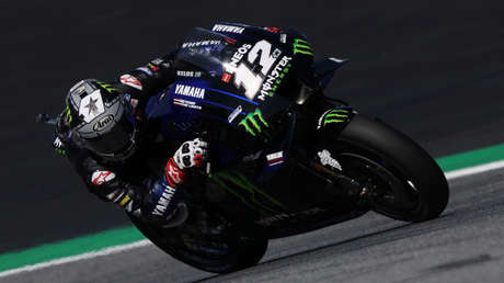 VIDEO: Un piloto se tira de la moto a 220 km/h porque no le funcionan los frenos y se levanta como si nada