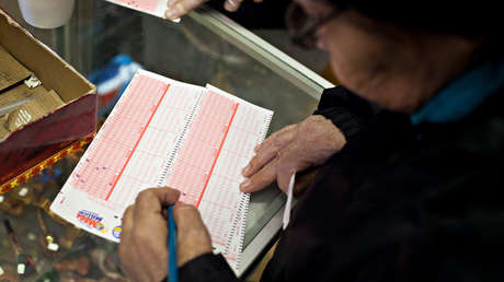 Gana un millón de dólares gracias a que se agotan los billetes de su lotería favorita