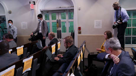 Demuestran que toser en un codo sin manga no ayuda a reducir la propagación del covid-19