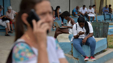 Computadoras, teléfonos y tabletas para todos los hogares de América Latina: la Cepal pide "una canasta básica de tecnologías"