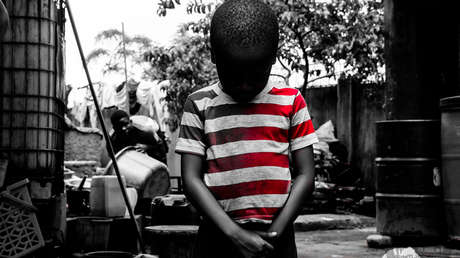 Dos hombres obligan a un niño de 4 años a ingerir bebidas alcohólicas y lo filman