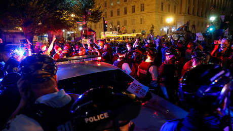 VIDEOS: Manifestantes llevan una efigie de Trump en una guillotina y fingen disparar a un policía en una protesta frente a la Casa Blanca