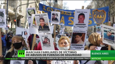 Marchan familiares de víctimas de abusos de las fuerzas de seguridad en Argentina