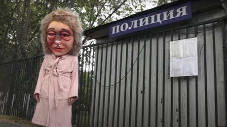 VIDEO: Activistas rusas se ponen cabezas de muñeca con hematomas en una acción contra la violencia doméstica en Moscú