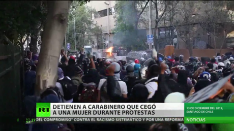 Detienen a un excarabinero que cegó a una mujer durante las protestas en Chile