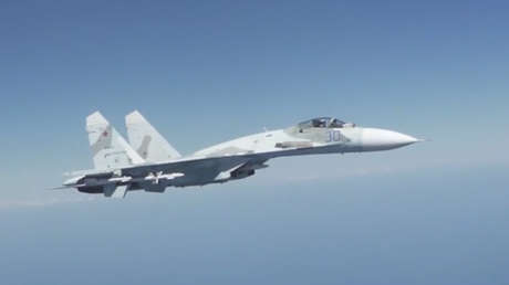 VIDEO: Cazas rusos interceptan y se acercan a menos de 30 metros de un bombardero estadounidense sobre el mar Negro