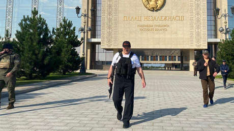 El presidente de Bielorrusia vuelve a aparecer con un fusil en su residencia durante una protesta de la oposición